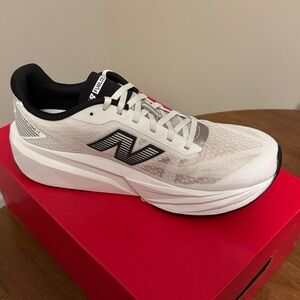 New Balance White and Black Athletic Sneakers. Mens